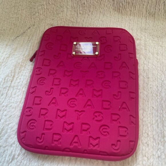 Marc  by Marc Jacobs Embossed Hot Pink Tablet Sleeve, padded IPad, tablet case - Picture 4 of 8
